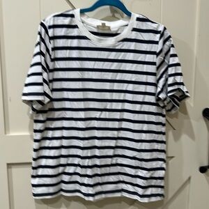 NWOT from boutique. Urban Daisy black/white tee. Size medium